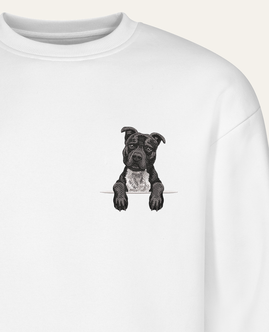 Staffordshire terrier (niekopiowany) (czarny) – bluza z haftem, biała (zbliżenie)