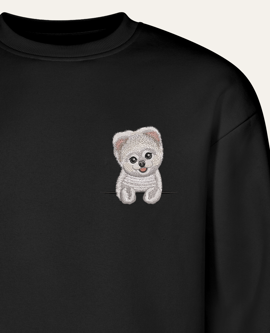 Szpic miniaturowy (Pomeranian, strzyżony) (biały) – bluza z haftem, czarna (zbliżenie)