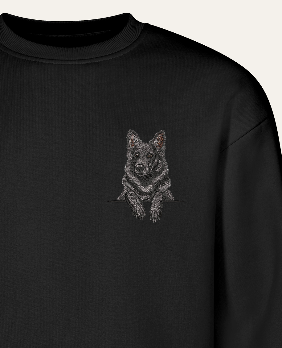 Owczarek niemiecki (czarny) – bluza z haftem, czarna (zbliżenie)