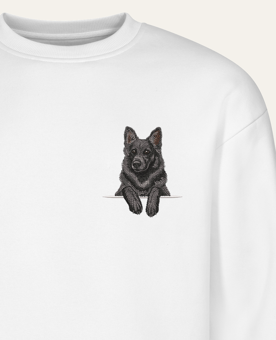 Owczarek niemiecki (czarny) – bluza z haftem, biała (zbliżenie)