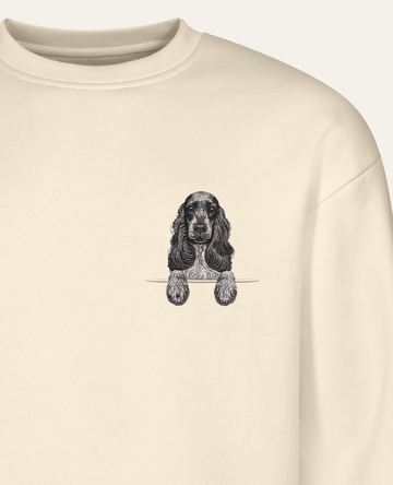 Cocker spaniel angielski (czarno-biały) – bluza z haftem, piaskowa (zbliżenie)