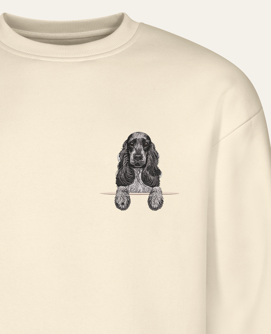 Cocker spaniel angielski (czarno-biały) – bluza z haftem, piaskowa (zbliżenie)