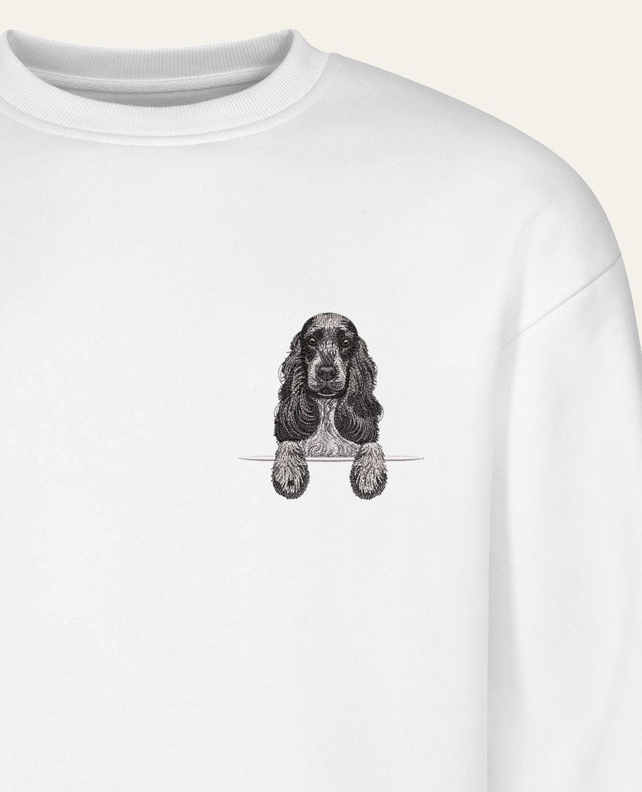 Cocker spaniel angielski (czarno-biały) – bluza z haftem, biała (zbliżenie)