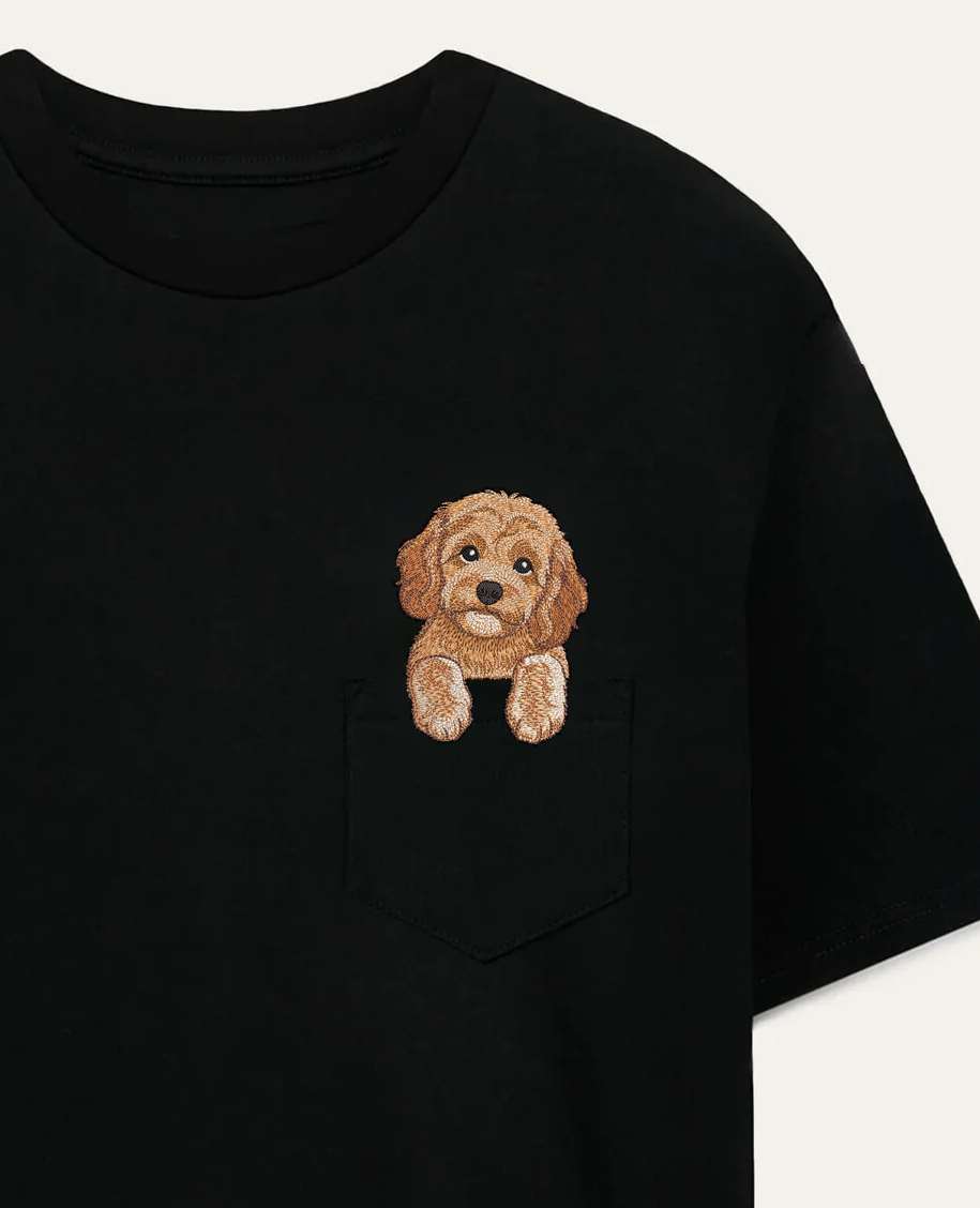 Cavapoo (morelowy) – koszulka z haftem – czarna