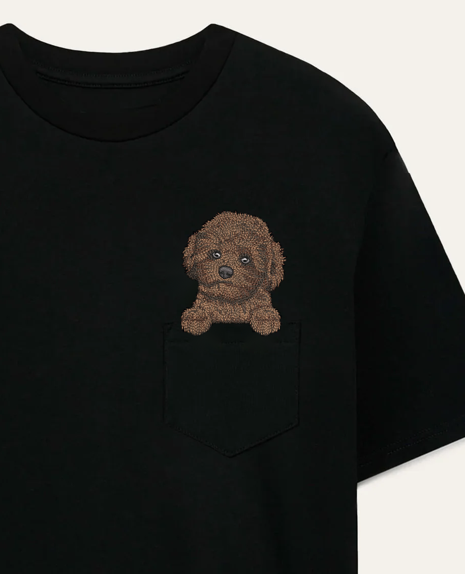 Maltipoo mini (czekoladowy) – koszulka z haftem – czarna