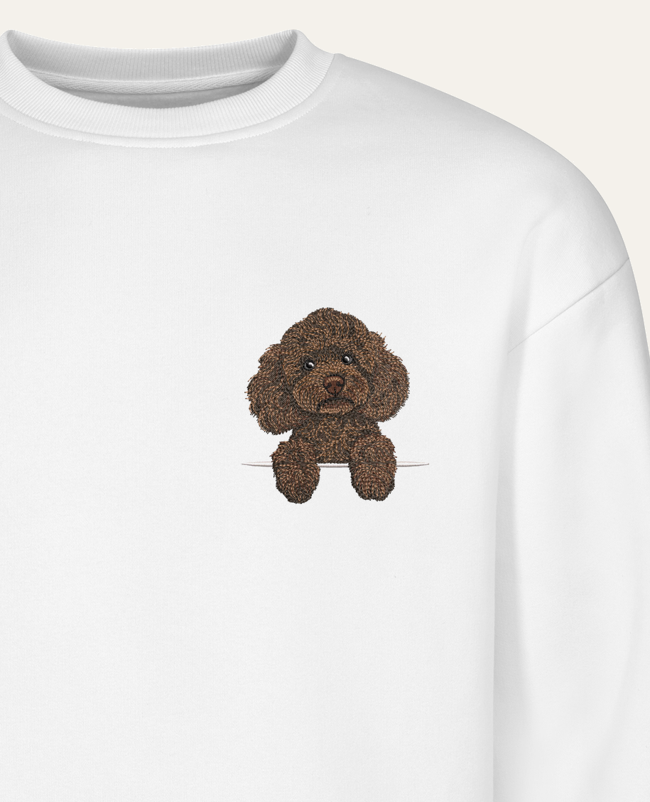 Pudel toy (czekoladowy) – bluza z haftem, biała (zbliżenie)