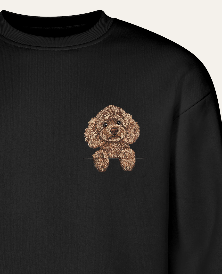 Pudel toy (rudy) – bluza z haftem, czarna (zbliżenie)
