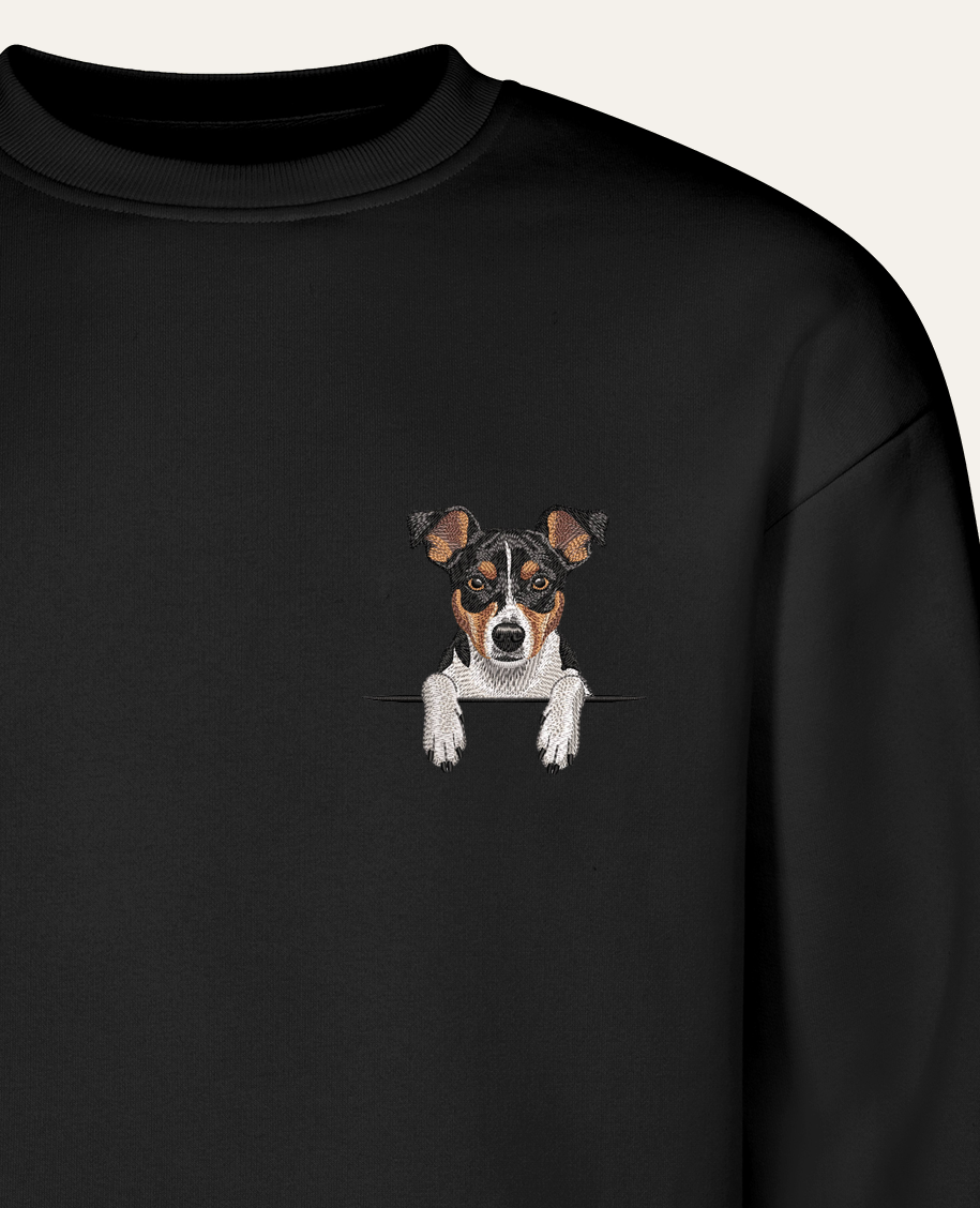 Rat terrier (trikolor) – bluza z haftem, czarna (zbliżenie)
