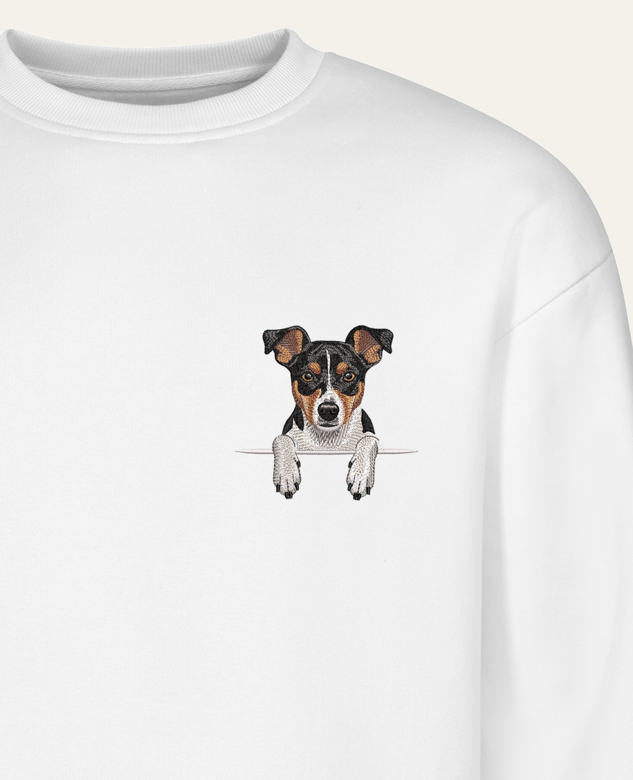 Rat terrier (trikolor) – bluza z haftem, biała (zbliżenie)