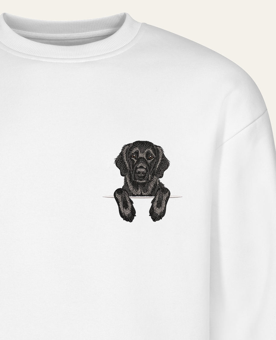 Flat coated retriever (czarny) – bluza z haftem, biała (zbliżenie)