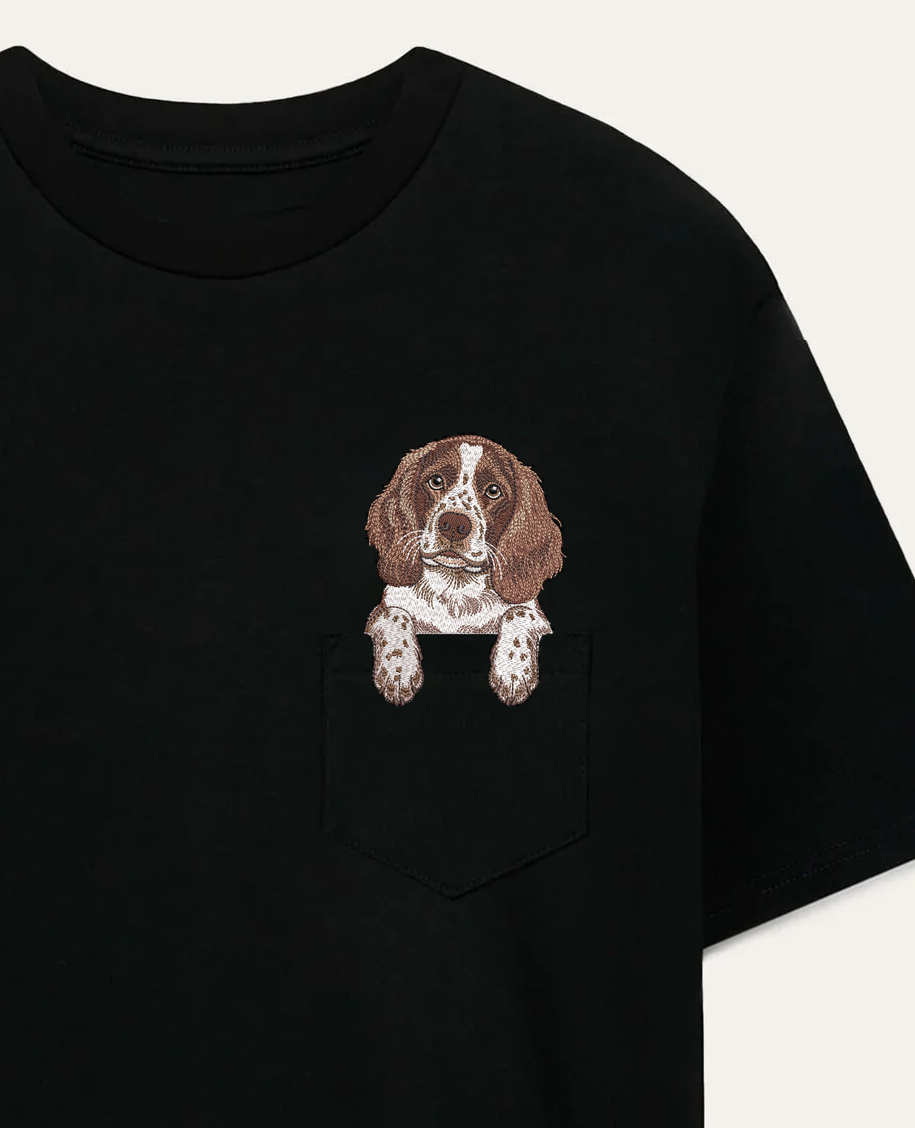 Koszulka z haftem Springer spaniel angielski (wątrobiano-biały) – czarna