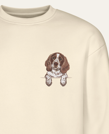 Springer spaniel angielski (wątrobiano-biały) – bluza z haftem, piaskowa (zbliżenie)