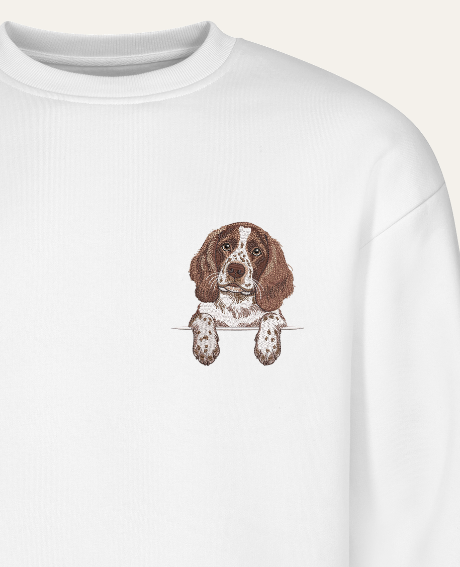Springer spaniel angielski (wątrobiano-biały) – bluza z haftem, biała (zbliżenie)