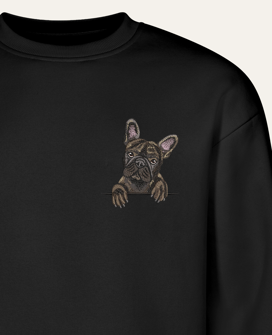 Buldog francuski (pręgowany) – bluza z haftem, czarna (zbliżenie)