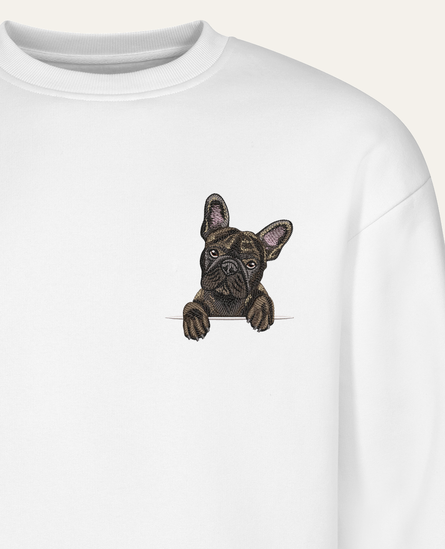 Buldog francuski (pręgowany) – bluza z haftem, biała (zbliżenie)