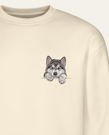 Alaskan malamute (szaro-biały) wzór 2 – bluza z haftem, piaskowa (zbliżenie)