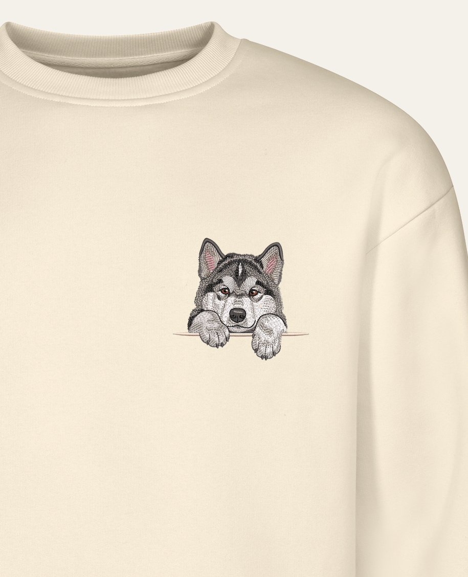 Alaskan malamute (szaro-biały) wzór 2 – bluza z haftem, piaskowa (zbliżenie)
