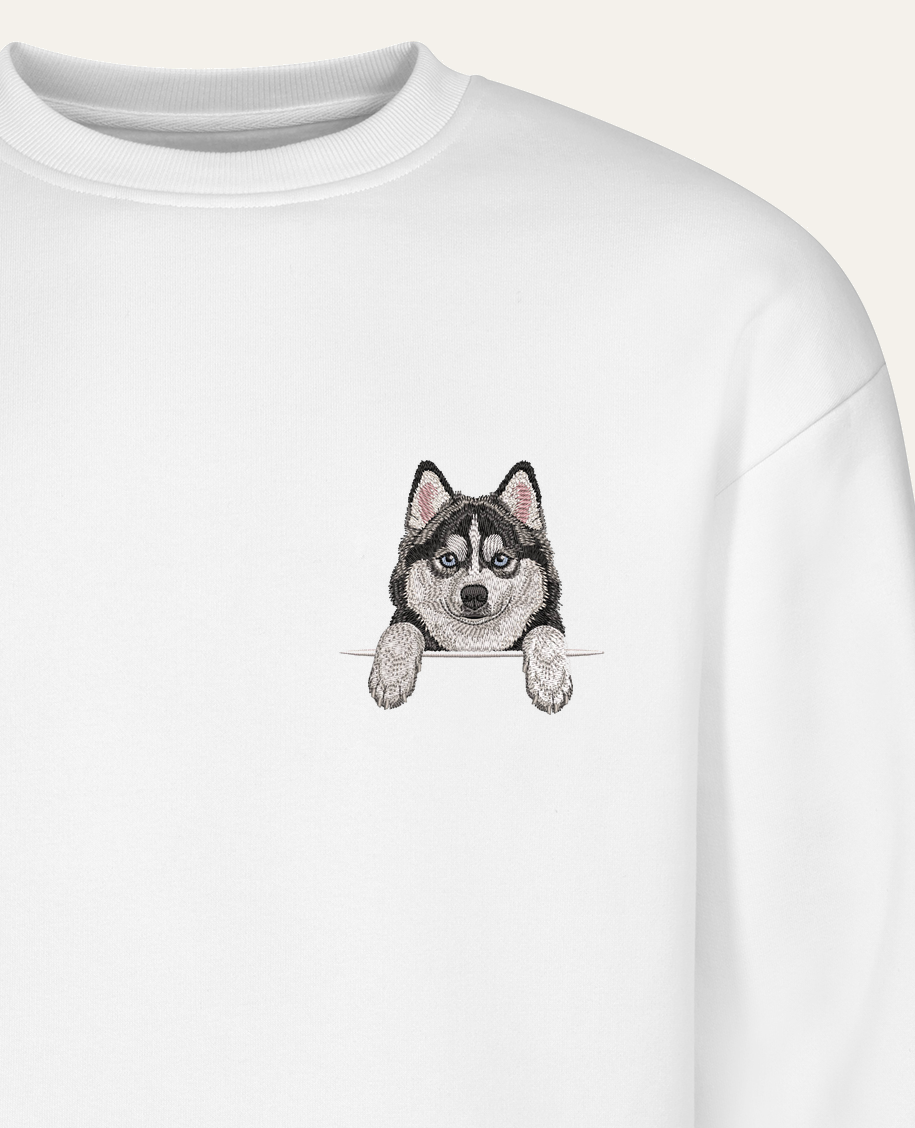 Pomsky (czarno-biały) – bluza z haftem, biała (zbliżenie)