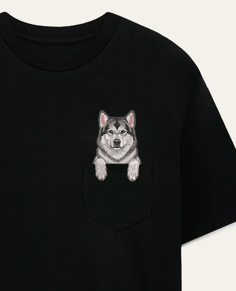 Koszulka z haftem Alaskan malamute (szaro-biały), biała koszulka, zbliżenie na haft