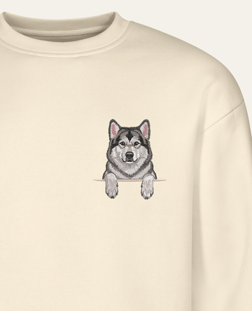 Alaskan malamute (szaro-biały) – bluza z haftem, piaskowa (zbliżenie)