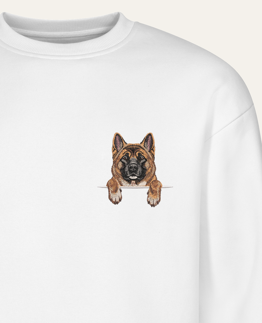 Akita amerykańska (rudy) – bluza z haftem, biała (zbliżenie)