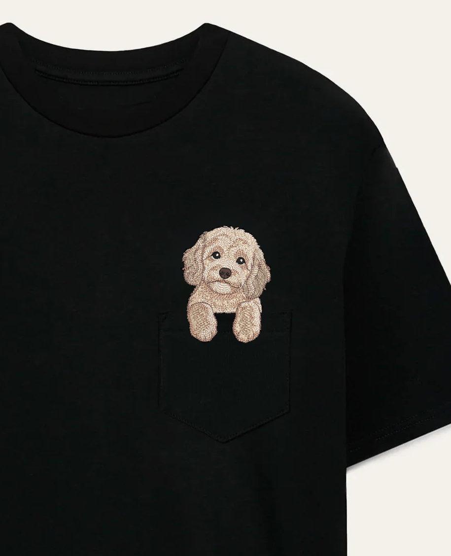 Cavapoo (kremowy) – koszulka z haftem, czarna
