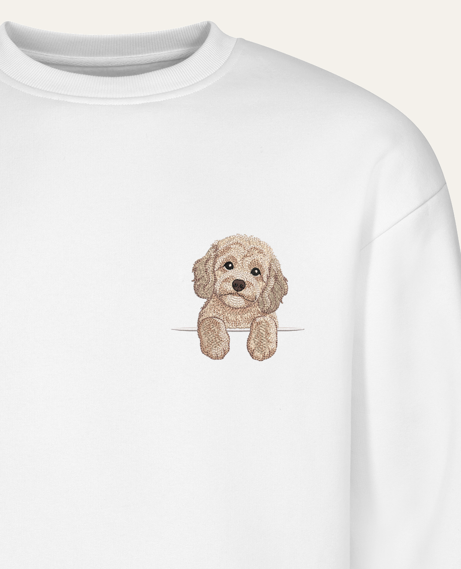 Cavapoo (kremowy) – bluza z haftem, biała (zbliżenie)
