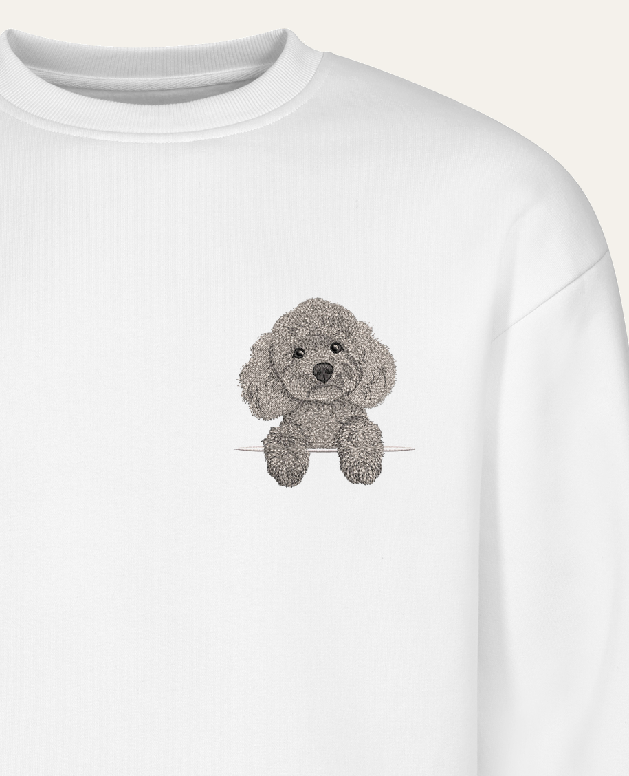 Pudel toy (srebrny) – bluza z haftem, biała (zbliżenie)