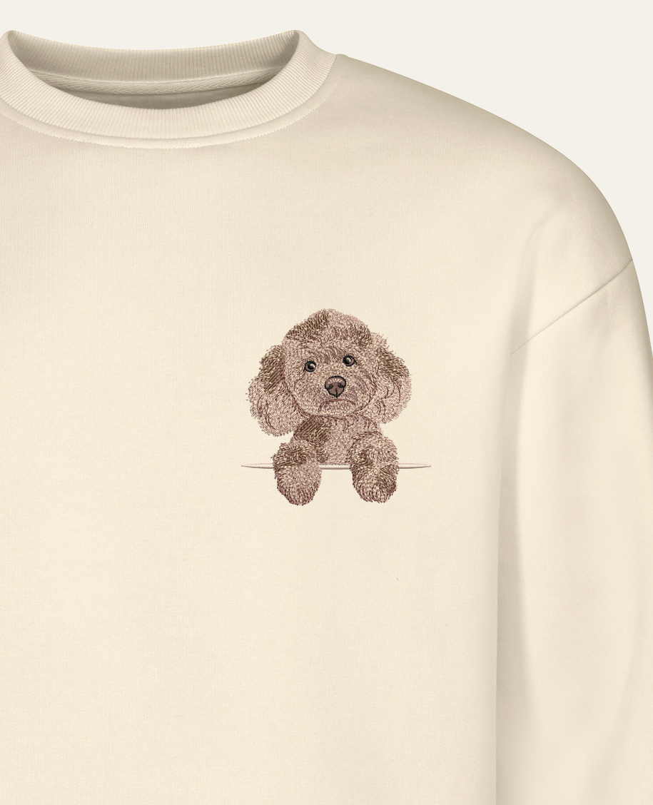Pudel toy (marmurkowy) – bluza z haftem, piaskowa (zbliżenie)