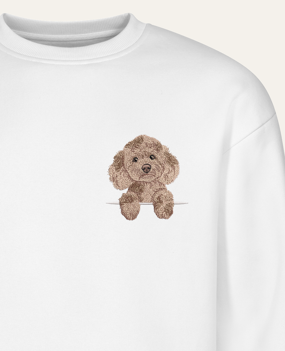 Pudel toy (marmurkowy) – bluza z haftem, biała (zbliżenie)