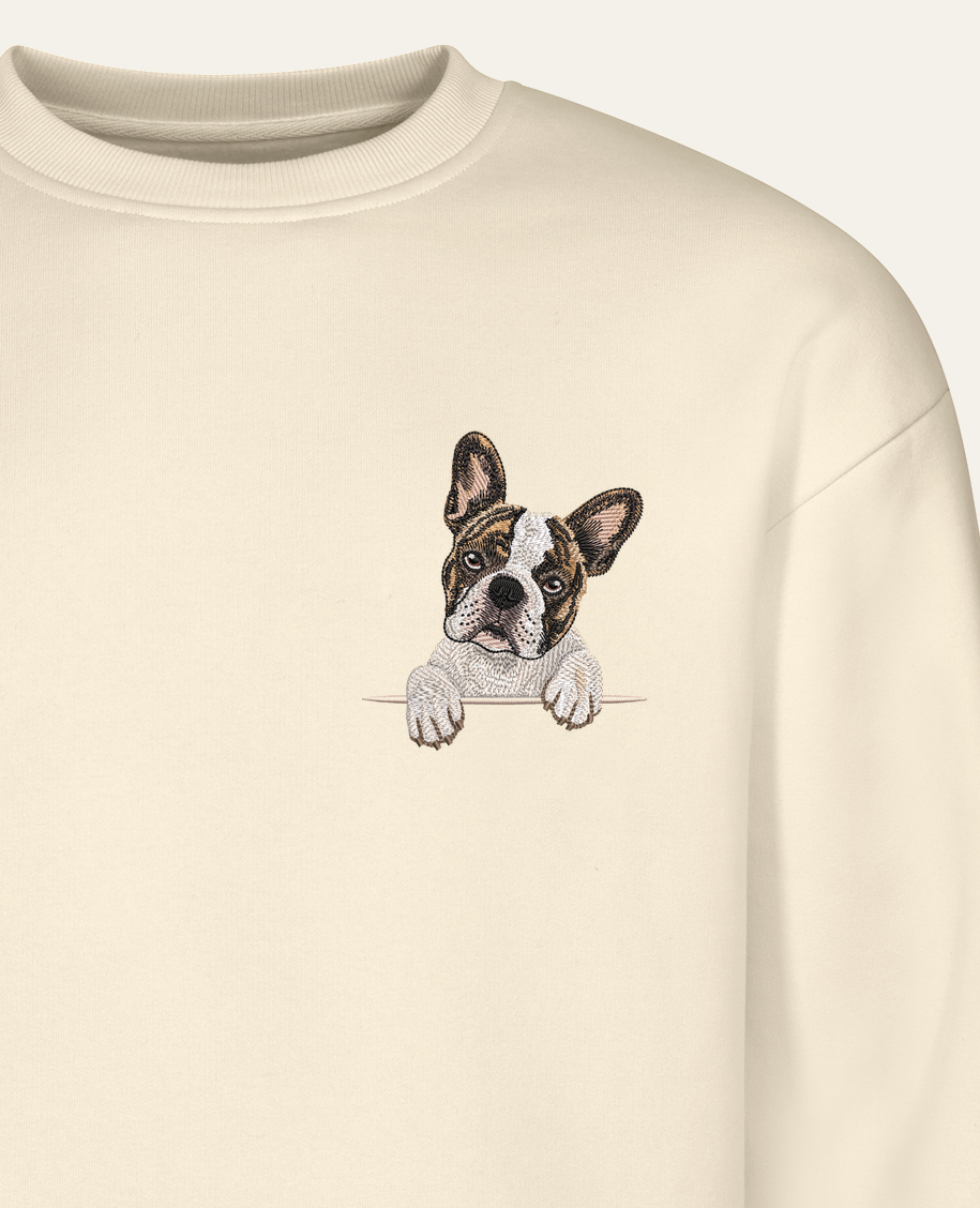 Buldog francuski (biało-pręgowany) – bluza z haftem, piaskowa (zbliżenie)