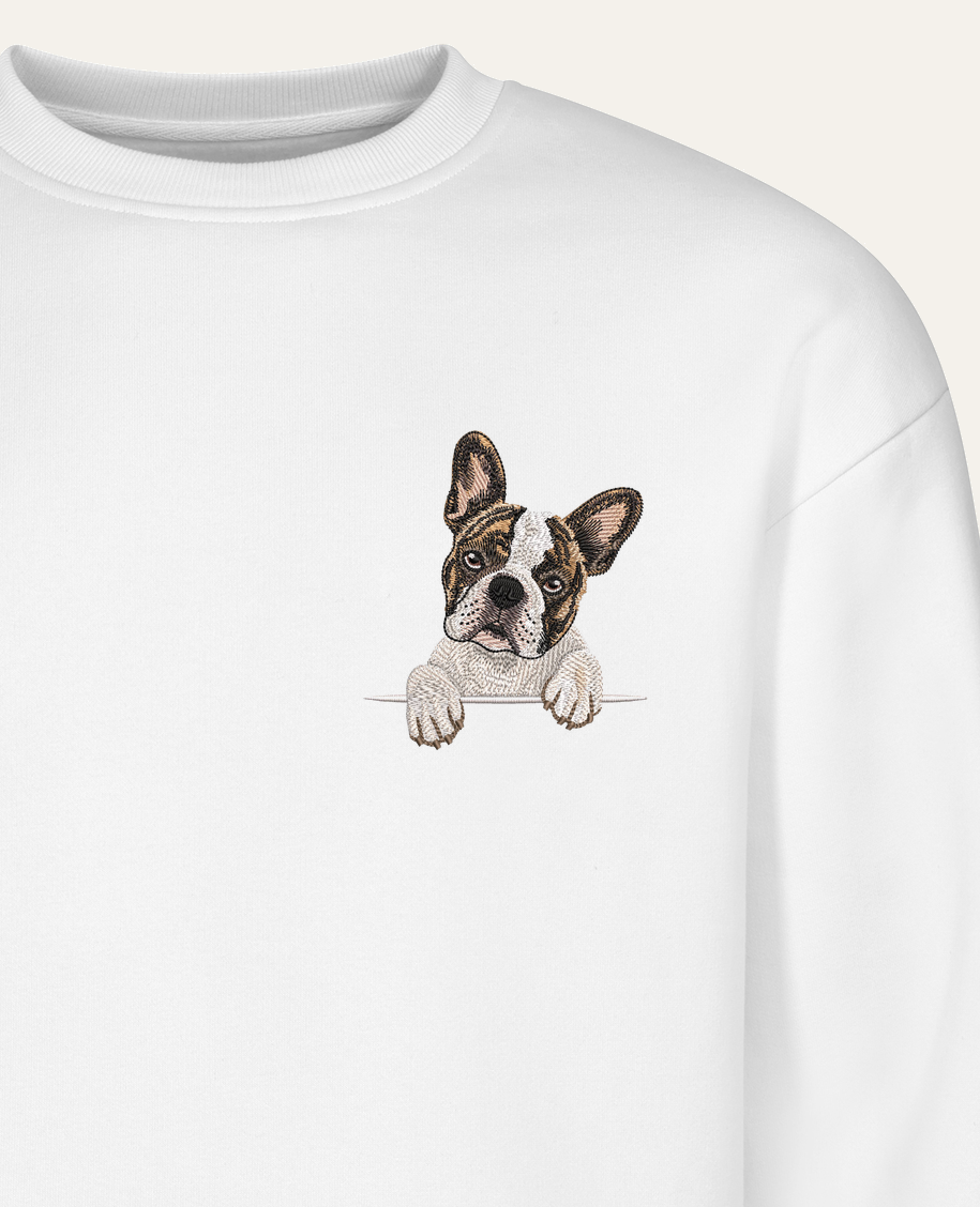 Buldog francuski (biało-pręgowany) – bluza z haftem, biała (zbliżenie)