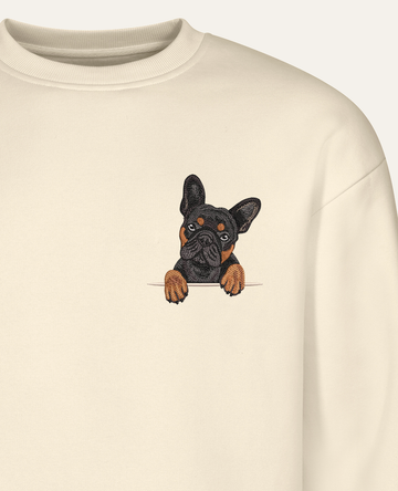 Buldog francuski (czarny podpalany) – bluza z haftem, piaskowa (zbliżenie)