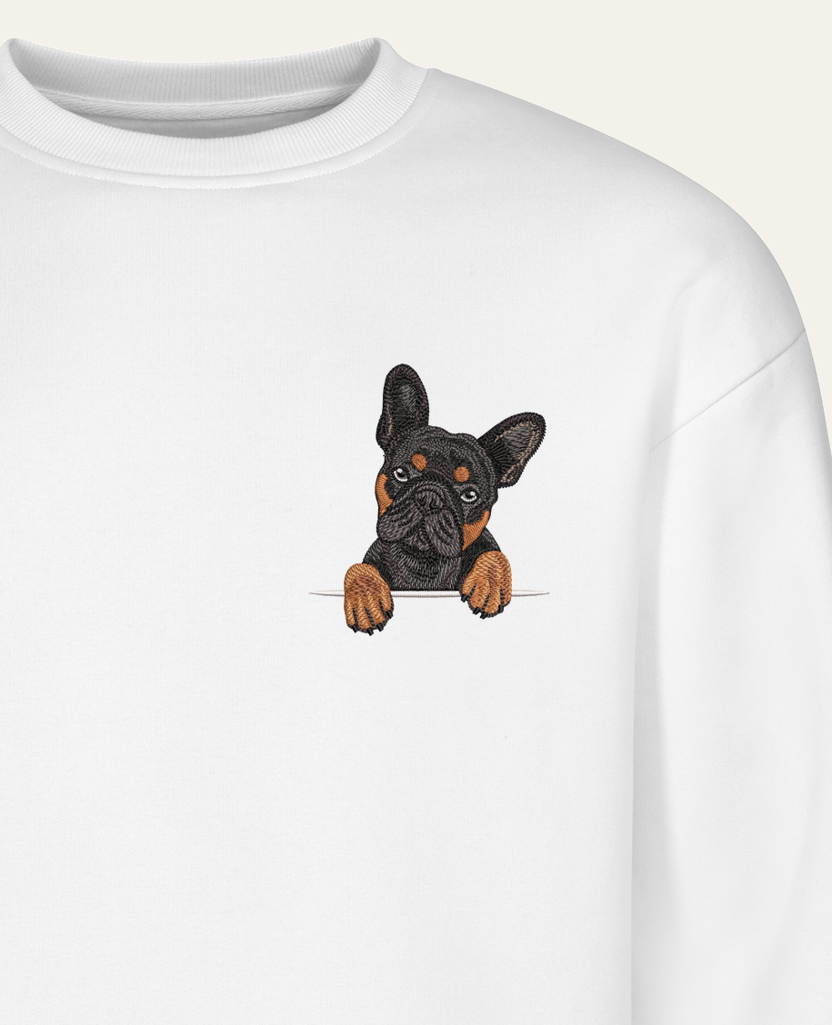 Buldog francuski (czarny podpalany) – bluza z haftem, biała (zbliżenie)