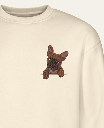 Buldog francuski (czekoladowy) – bluza z haftem, piaskowa (zbliżenie)