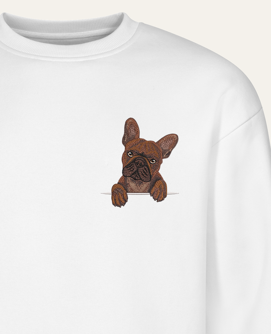 Buldog francuski (czekoladowy) – bluza z haftem, biała (zbliżenie)