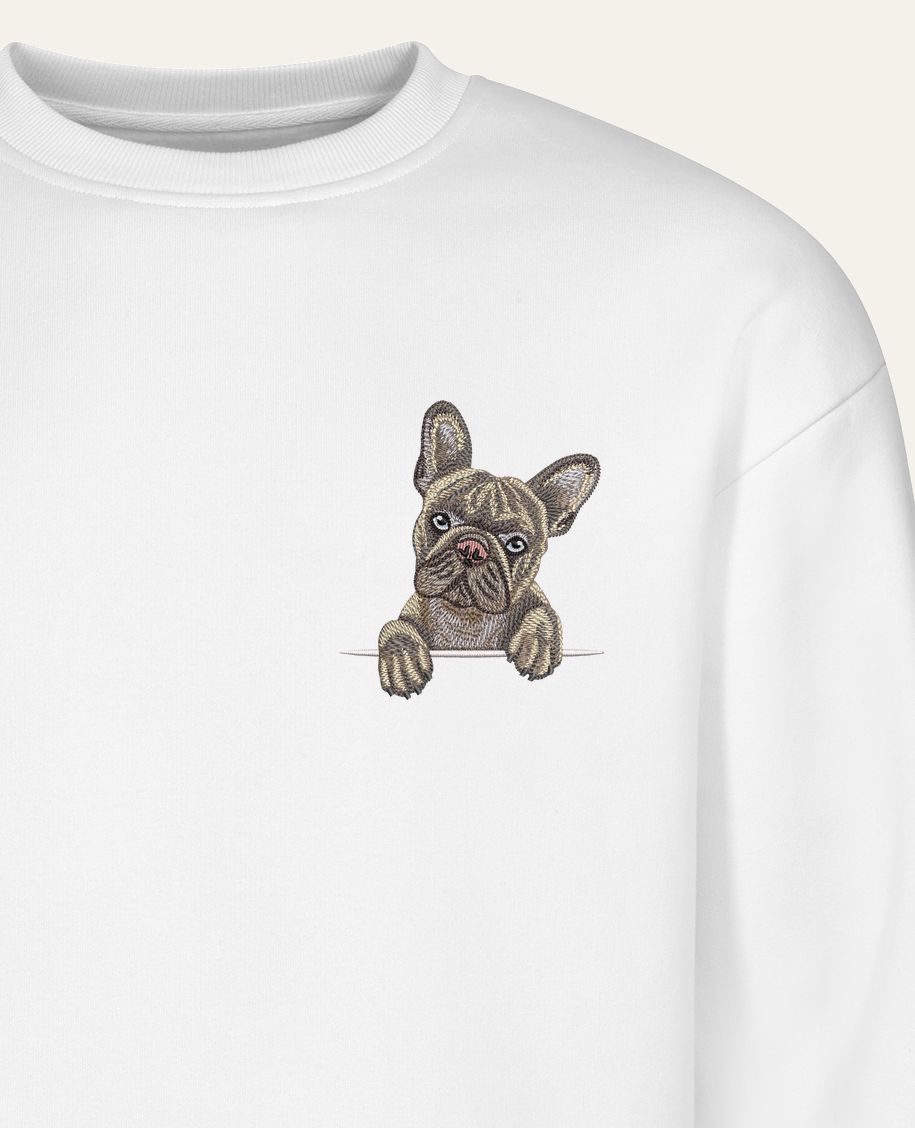 Buldog francuski (marmurkowy) – bluza z haftem, biała (zbliżenie)