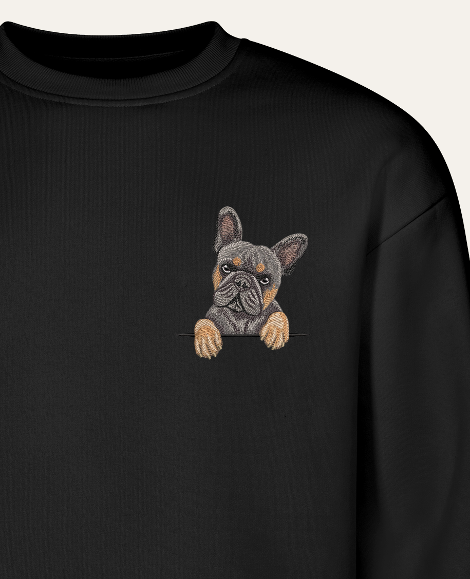 Buldog francuski (szary podpalany) wzór 2 – bluza z haftem, czarna (zbliżenie)