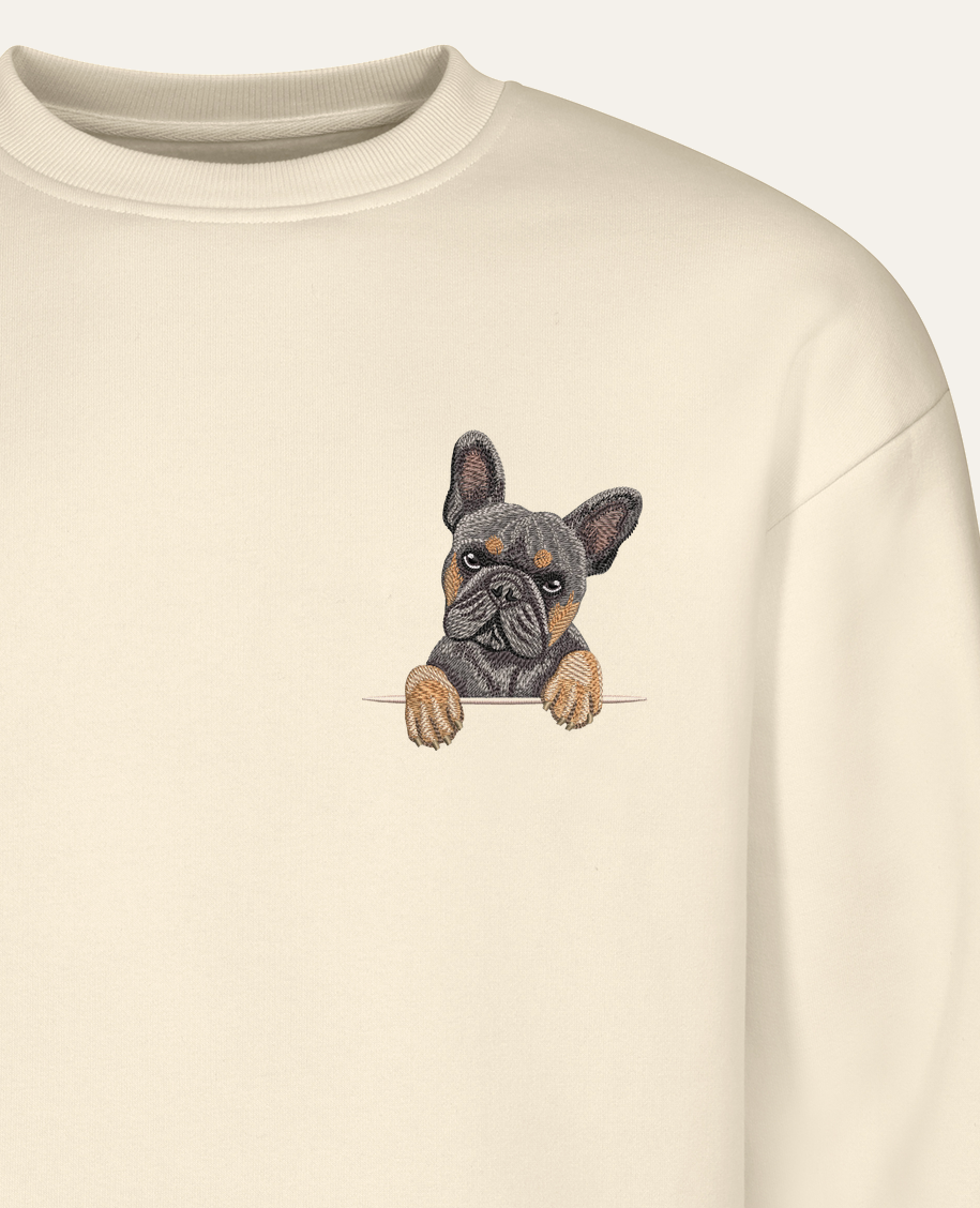 Buldog francuski (szary podpalany) wzór 2 – bluza z haftem, piaskowa (zbliżenie)