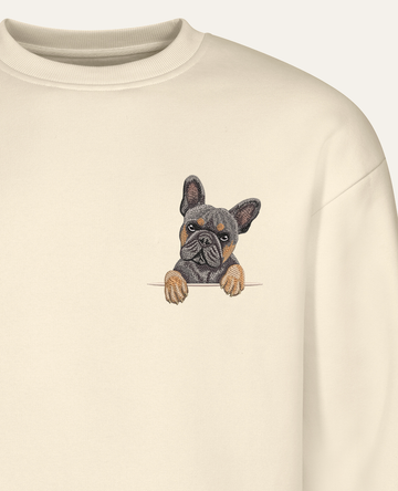 Buldog francuski (szary podpalany) wzór 2 – bluza z haftem, piaskowa (zbliżenie)
