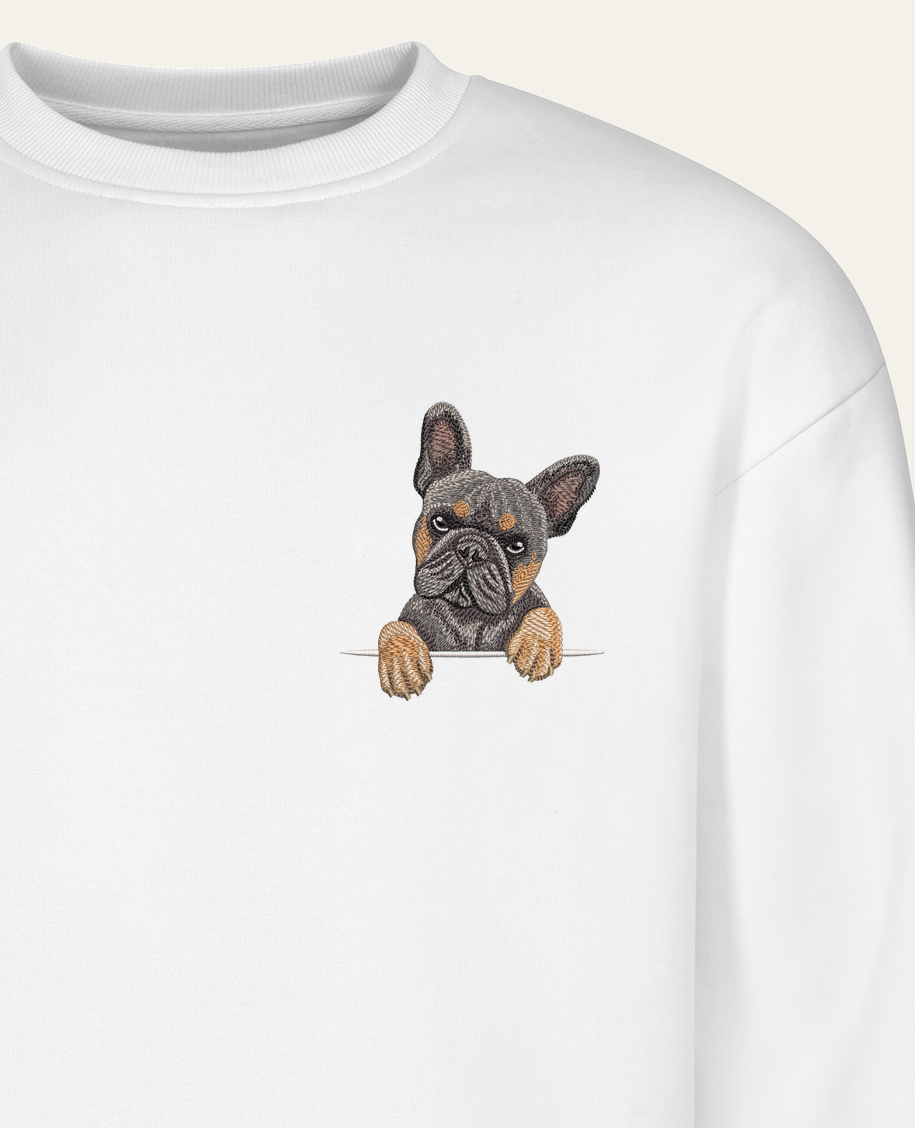 Buldog francuski (szary podpalany) wzór 2 – bluza z haftem, biała (zbliżenie)