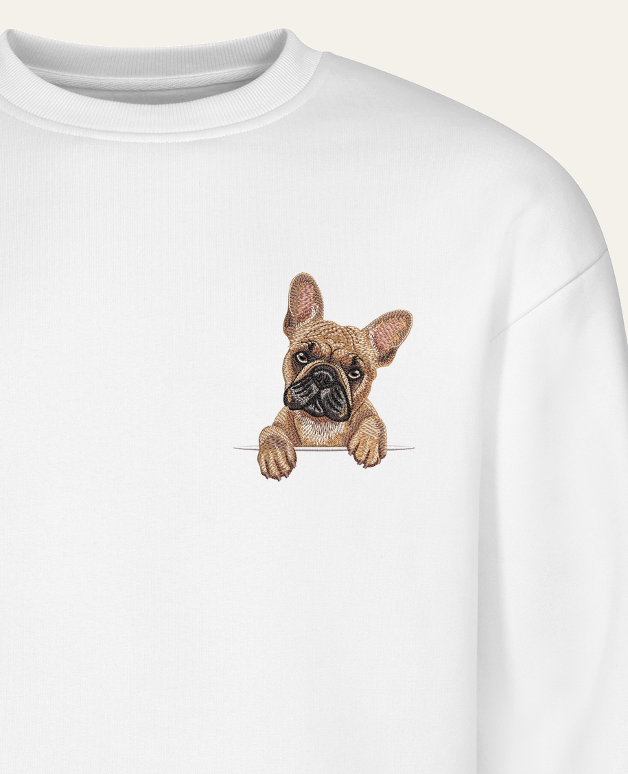Buldog francuski (płowy) – bluza z haftem, biała (zbliżenie)